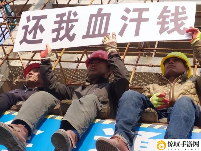 我被9个建筑工人抬到茶几上